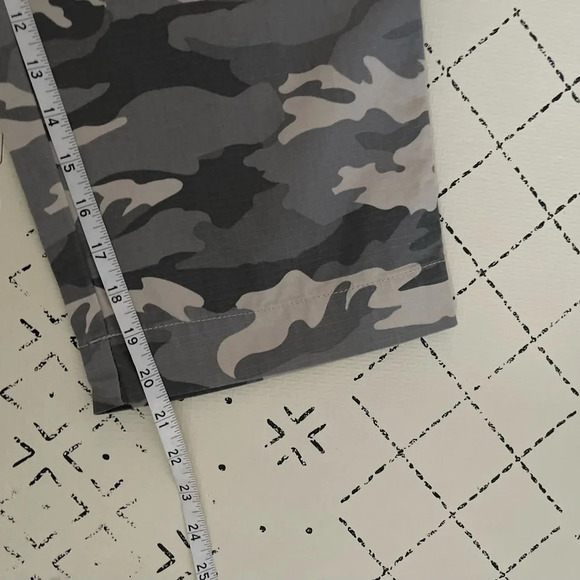Carhartt Size 4 Relaxed Fit Camo Cargo 100% Cotton Cropped Pants - Picture 4 of 7